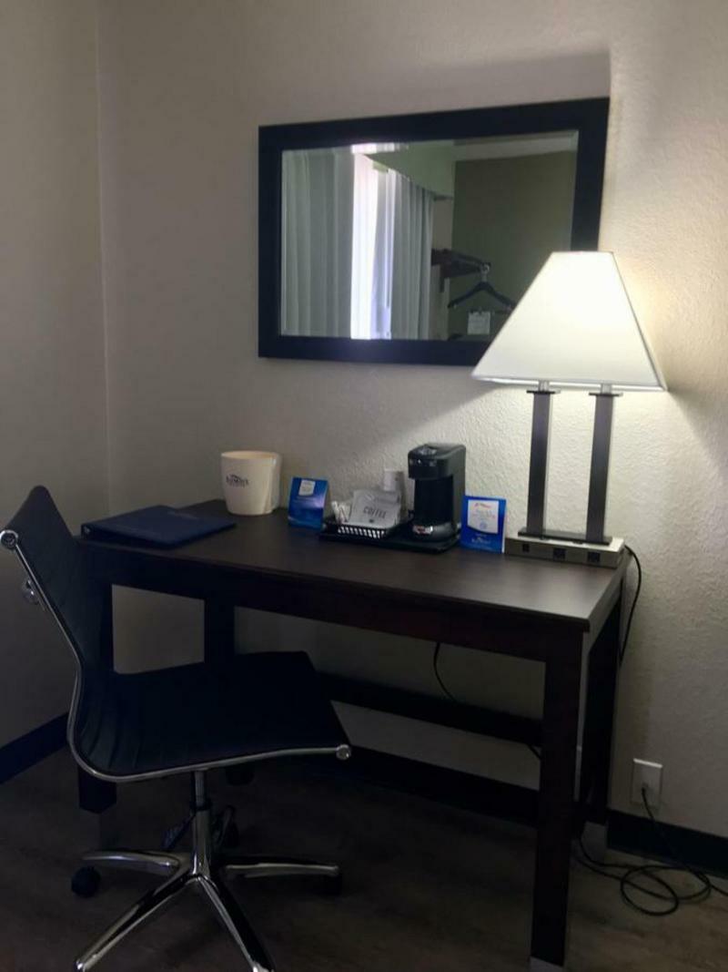 Baymont By Wyndham Phoenix I-10 Near 51St Ave מראה חיצוני תמונה